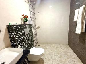 un baño con inodoro y lavabo en BASTAR by Modern Haven, en Jāmb 13 fotos más