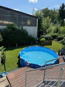 DiemardenにあるKornhaus Diemarden - 3-Zimmer, Pool, Whirlpool, Sauna, Kaminの庭のデッキにある大きなプール