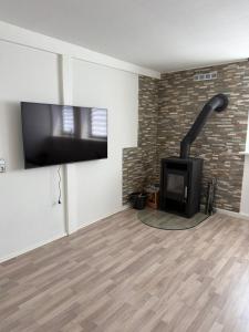 DiemardenにあるKornhaus Diemarden - 3-Zimmer, Pool, Whirlpool, Sauna, Kaminのリビングルーム(暖炉、薄型テレビ付)