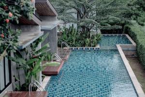 a swimming pool in the middle of a yard at Hyde198homeresort in Ban Rai Khlong Sai