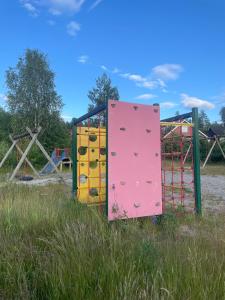 un gruppo di colorati giochi in un campo di Bo komfortabelt i Bø, på ferie eller jobb a Bø