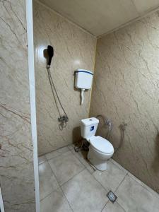 バクーにあるGulf Hostelのバスルーム(トイレ付)、壁掛け電話が備わります。