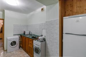 ロストフ・ナ・ドヌにあるApartment on Varfolomeevaのキッチン(洗濯機、洗濯機付)