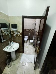 a bathroom with a sink and a toilet at النخبة الفاخرة للشقق المخدومة in Ţubarjal +14 photos