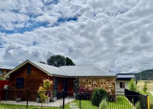 een huis met een hek ervoor bij The Commercial Hotel Wallerawang in Wallerawang