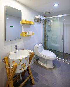 LN Whitehouse Hotel في قوانغتشو: حمام مع حوض ومرحاض
