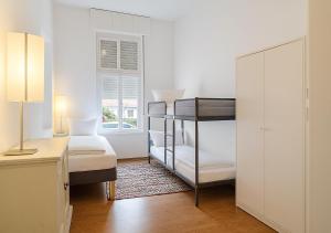 Un dormitorio con dos literas y una ventana. en Charmante Wohnung in denkmalgeschützter Villa, en Bad Kreuznach