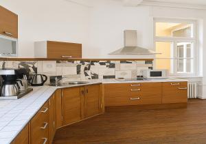 Una cocina con gabinetes de madera y microondas. en Charmante Wohnung in denkmalgeschützter Villa, en Bad Kreuznach 8 fotos más