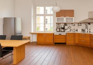 Una cocina con gabinetes de madera y una mesa de madera. en Charmante Wohnung in denkmalgeschützter Villa, en Bad Kreuznach