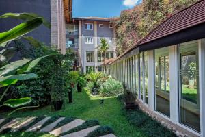 einen Innenhof eines Gebäudes mit Pflanzen und Bäumen in der Unterkunft Best Western Nairobi Upper Hill in Nairobi