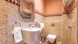 un baño con lavabo e inodoro en Riad Bab Tilila, en Marrakech 58 fotos más
