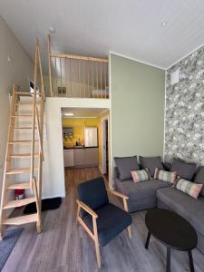Posezení v ubytování Flåm Tinyhouse with a Waterfall View