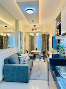 Χώρος καθιστικού στο Stylish Condo Room in Iloilo City with Shared Pool