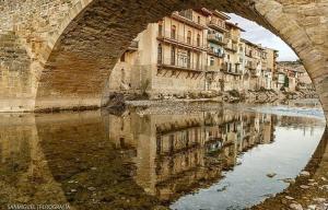 un puente sobre un cuerpo de agua con edificios en Apartamentos Doña Candida, en Valderrobres 12 fotos más