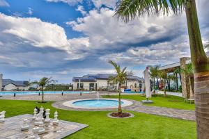 バリートにある572 Ballito Hillsのチェスボードと噴水のある庭園