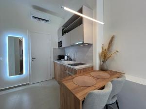 Η κουζίνα ή μικρή κουζίνα στο A2 Tsimiski +13 φωτογραφίες