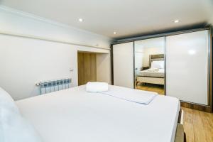 เตียงในห้องที่ Apartmet Kolorit