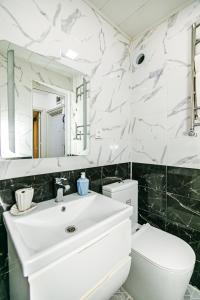 ห้องน้ำของ Apartmet Kolorit +29 ภาพ