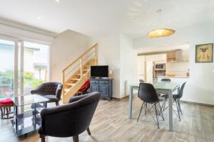 un salon avec une table et des chaises dans l'établissement Maison de vacances proche de tout, à Quimper 14 autres photos