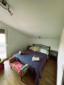 une chambre avec un grand lit et un canapé dans l'établissement Apartman Denis, à Vir