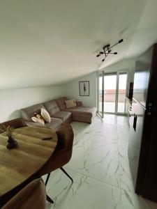 un salon avec un canapé et une table dans l'établissement Apartman Denis, à Vir