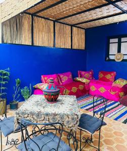 Ruang duduk di Cozy Moroccan-style apartment