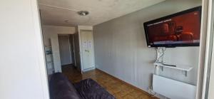 TV a/nebo společenská místnost v ubytování Piscine - mer 5 minutes à pied - sans draps