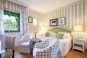 Кровать или кровати в номере Cala del Porto Punta Ala - Preferred Hotels