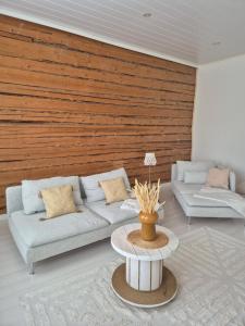 Et opholdsområde på Idyllic wooden house two-room apartment