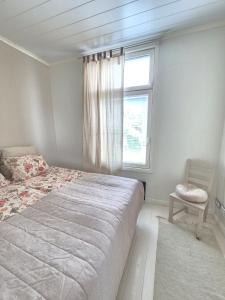 En eller flere senge i et værelse på Idyllic wooden house two-room apartment