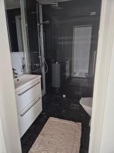 Et badeværelse på Idyllic wooden house two-room apartment + 6 billeder