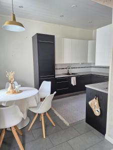 Køkken eller tekøkken på Idyllic wooden house two-room apartment