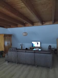 a living room with a couch and a blue wall at FW zur Gemütlichkeit in Hirschaid