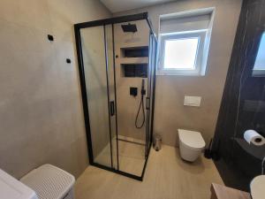 Koupelna v ubytování Maestral + 21 fotografií