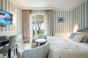 Кровать или кровати в номере Cala del Porto Punta Ala - Preferred Hotels