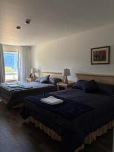 una camera d'albergo con due letti e una finestra di Motel Le Villageois Du Lac a Saint-Francois-du-Lac