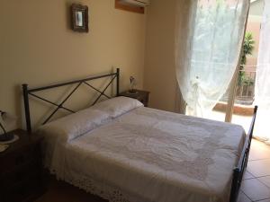 - une chambre avec un lit et une fenêtre dans l'établissement Apartment Grotte Furci Siculo, à Furci Siculo