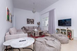 a living room with a couch and a table at Haven in Carthage, Where History Meets Charm in Salambôo