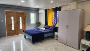 Postel nebo postele na pokoji v ubytování Destiny Suites