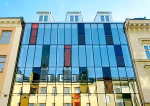 fachada de cristal de un edificio con ventanas en Hellstens Glashus en Estocolmo