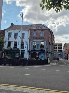 ベルファストにあるHigh Rise Luxury, Belfastの通りの角にある建物