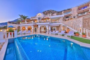 カシュにあるSea Front Ultra Luxury Villa Kalkan Kasの庭にスイミングプールがある大きな家