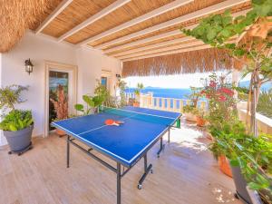 カシュにあるSea Front Ultra Luxury Villa Kalkan Kasの海の景色を望むお部屋(卓球台付)