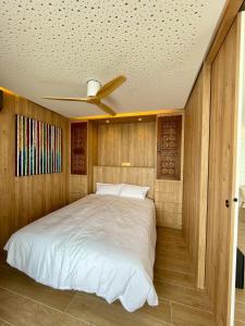a bedroom with a bed with a ceiling fan at Wohnung Rio in Calpe