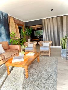 Una sala de estar con un sofá y una mesa de café. en The Queen, en Mossel Bay 20 fotos más
