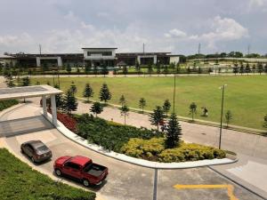 ein roter LKW steht an einer Tankstelle in der Unterkunft JFC Inspired Stays PH - Wind Residences Tagaytay in Upli