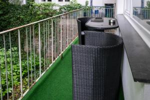 a balcony with green flooring and a table and chairs at Central Studio Near Main Train Station & Old City Hall in Wuppertal