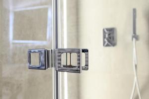 ビシェーリエにあるL'albero della vitaの取っ手付き扉の閉鎖