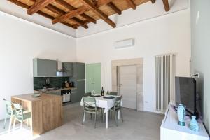 ビシェーリエにあるL'albero della vitaのテーブルと椅子のあるキッチンとダイニングルーム +9枚の写真