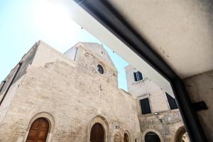 ビシェーリエにあるL'albero della vitaの教会の窓からの眺め